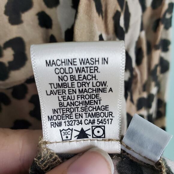 Cloth & Stone Animal Leopard Print Button Down Shirt LS Blouse Size Medium - Picture 6 of 6